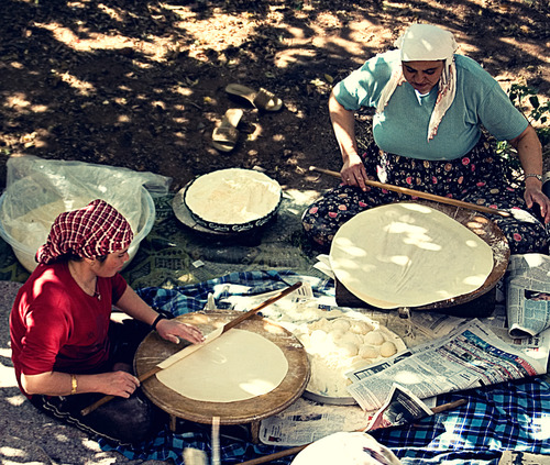 Making gözleme